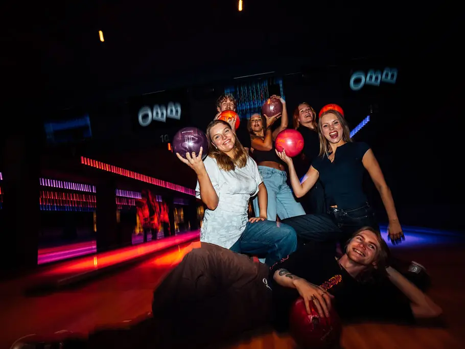 Bowlingbaner med fargerikt lysshow