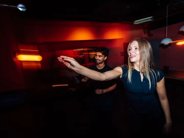 Gjeng som spiller Flyby Darts med digital poengtavle