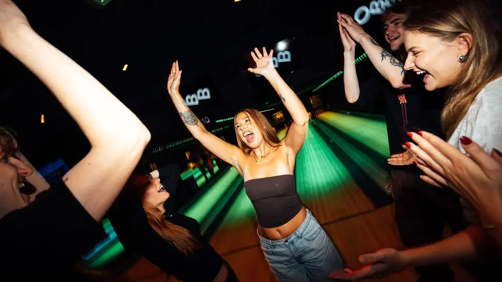 Venner som feirer et strike på bowlingbanen hos Oslo Bar & Bowling