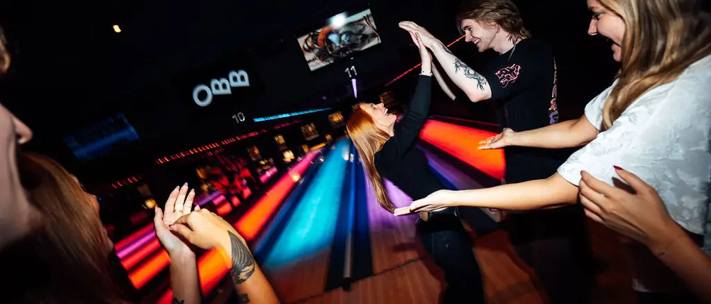 Glad gjeng som feirer på bowlingbanen hos Oslo Bar & Bowling