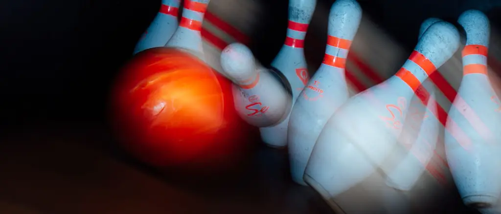 Kjegler som faller – strike på bowlingbanen, perfekt for barnebursdag