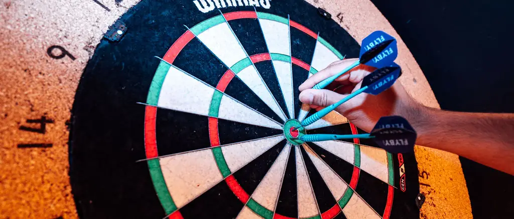 Dartskive med piler – Flyby Darts hos Oslo Bar & Bowling
