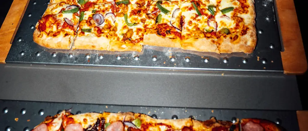Nybakte pizzaer klare til servering hos Oslo Bar & Bowling