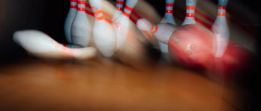 Kjegler som faller – strike under en kickoff hos Oslo Bar & Bowling