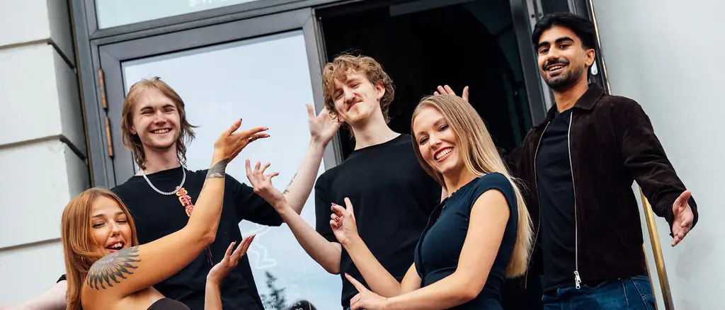 Gjengen utenfor inngangen til Oslo Bar & Bowling i Torggata 16
