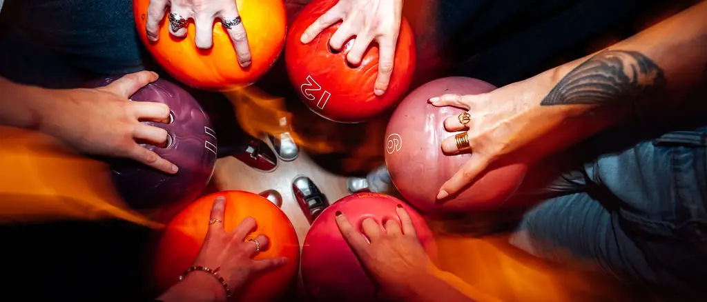 Venner som holder hver sin bowlingkule