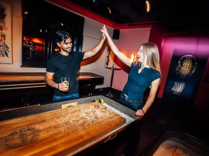Venner som spiller shuffleboard